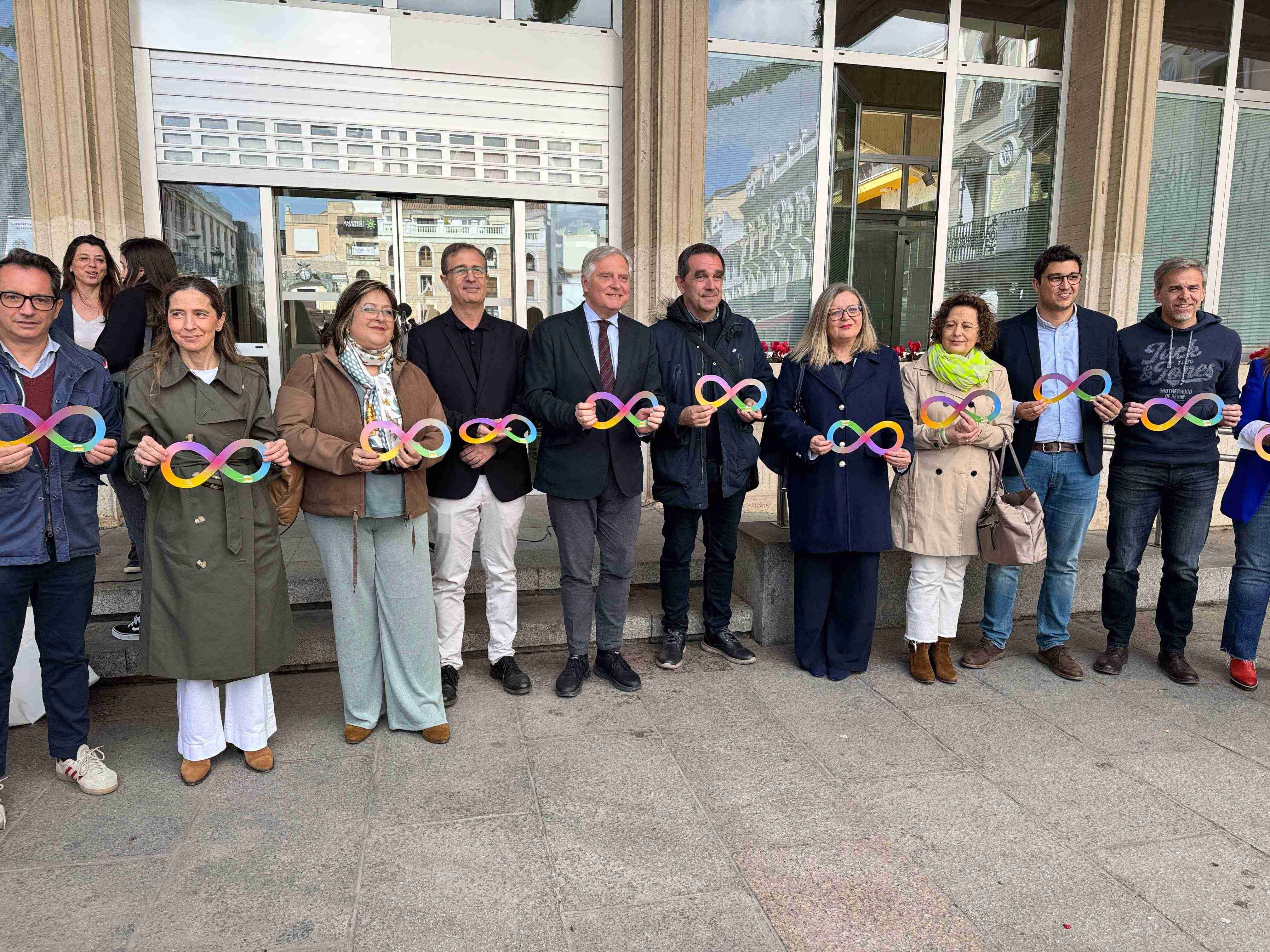 Autoridades y Corporación municipal de Ciudad Real el Día Mundial de la Concienciación sobre el Autismo